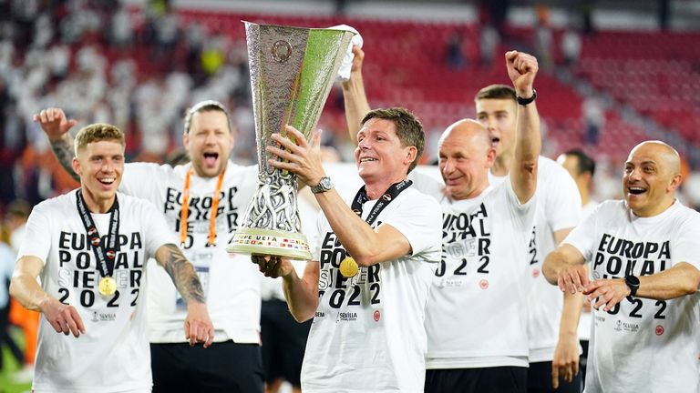 Coach Oliver Glasner stämmt den insgesamt 15 Kilogramm schweren Pokal der Europa League in die Höhe.