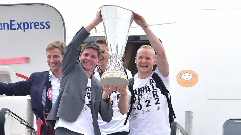 Oliver Glasner und Sebastian Rode feiern bei der Ankunft mit dem Europa-League-Pokal. Ein Erfolg, der anhalten soll.