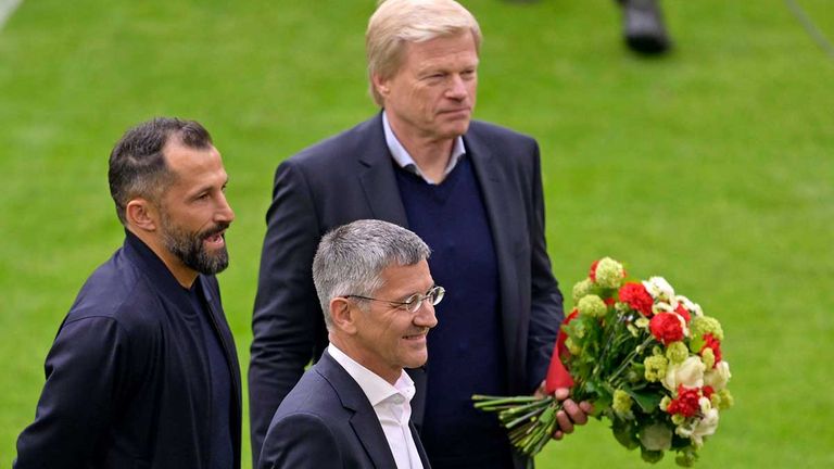 Die Bayern-Bosse Herbert Hainer (M.) und Oliver Kahn (r.) stellen sich hinter Sportvorstand Hasan Salihamidzic (l.).
