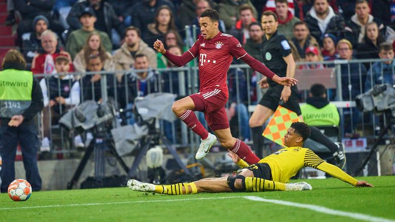 Bayerns Jamal Musiala im Duell mit Dortmund Jude Bellingham.