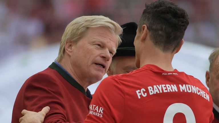 Robert Lewandowski (r.) will den FC Bayern verlassen.