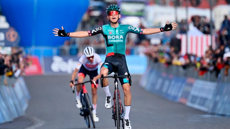 Lennard Kämna holte seinen ersten Etappensieg beim Giro d&#39;Italia.