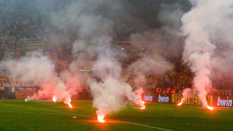 Im Rahmen des Relegations-Rückspiels zwischen Dynamo Dresden und dem 1. FC Kaiserslautern kommt es zu einer Reihe von unschönen Vorfällen - unter anderem wird Pyrotechnik auf den Platz geworfen.