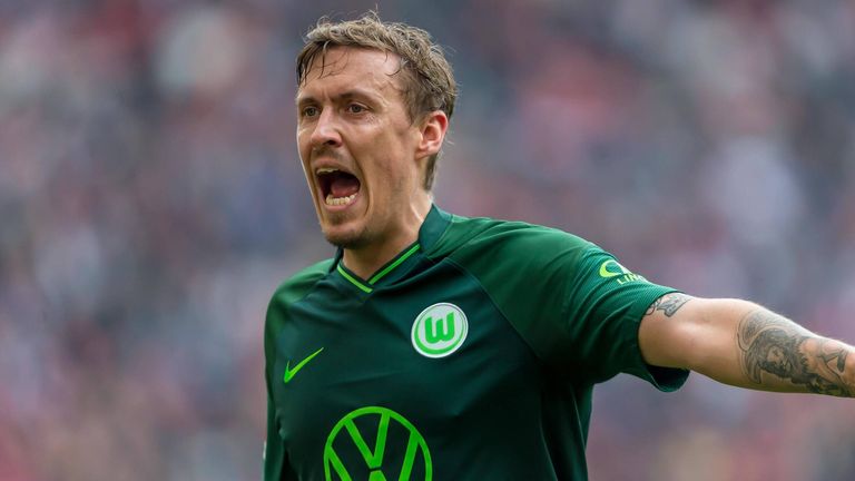 Der VfL Wolfsburg hat auf dem Weg zum letzten Auswärtsspiel unerwartet den Zug wechseln müssen.