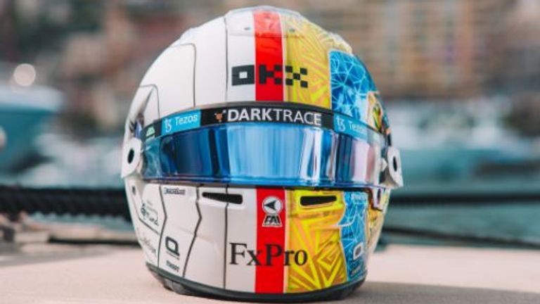 Der Helm von Lando Norris ist auf der einen Seite mit rot und weiß in den Landesfarben von Monaco gehalten. Auf der anderen Seite kommt ein blau-gelbes Design hinzu. Quelle: Twitter - Lando Norris.