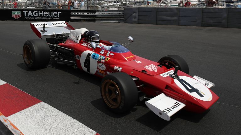 Charles Leclerc darf im 1975er-Ferrari von Niki Lauda in Monaco seine Runden drehen.