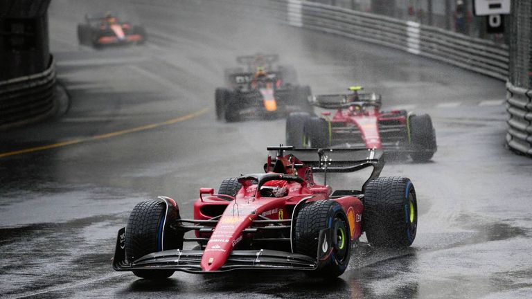 Der Start in Monaco verzögert sich wegen Regens.