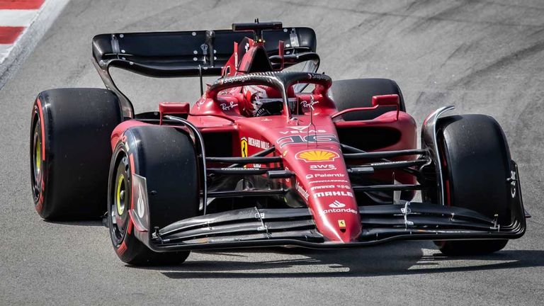 Charles Leclerc im Ferrari startet beim GP von Spanien in Barcelona von der Pole Position. 
