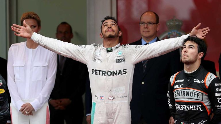 Lewis Hamilton jubelt über seinen Monaco-Sieg 2016.