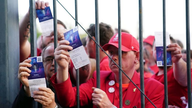 Viele Liverpool-Fans kamen wegen Tumulten trotz Ticket erst später oder gar nicht ins Stade-de-France-Stadion.