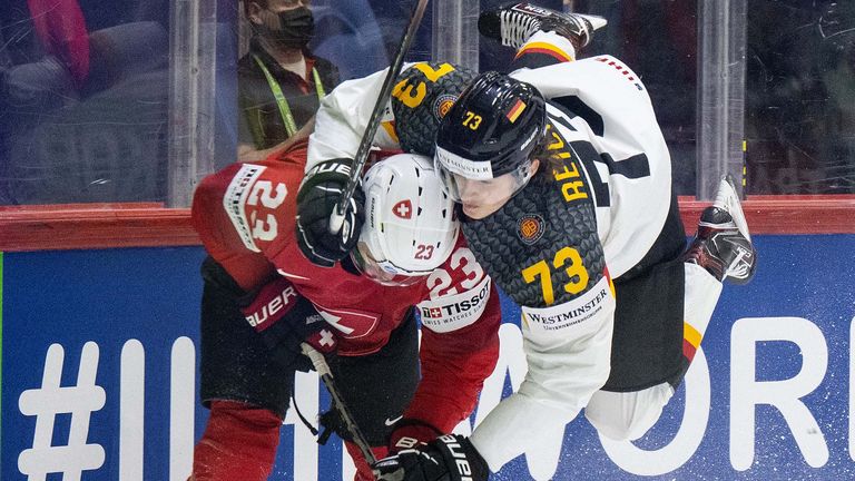 Lukas Reichel (r.) liefert sich mit dem DEB-Team einen tollen Fight gegen die Schweiz.