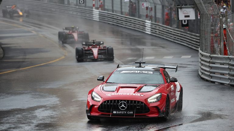 In Monaco startete die Formel 1 nach Verzögerungen durch den Regen hinter dem Safety-Car.