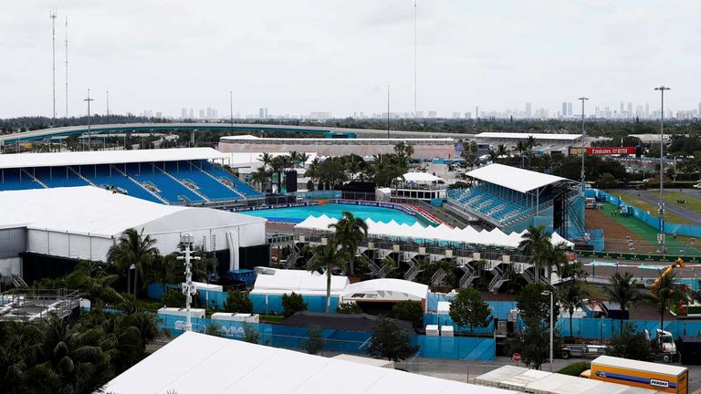 Die ersten Bilder vom Miami International Autodrome: Ab Freitag brettern die F1-Stars mit ihren Boliden über die temporäre Strecke rund um das Hard Rock Stadium der NFL-Franchise Miami Dolphins.