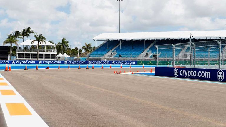 Die ersten Bilder vom Miami International Autodrome: Ab Freitag brettern die F1-Stars mit ihren Boliden über die temporäre Strecke rund um das Hard Rock Stadium der NFL-Franchise Miami Dolphins.