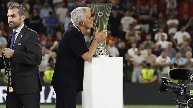 Mourinho küsst nach dem Sieg den Pokal.