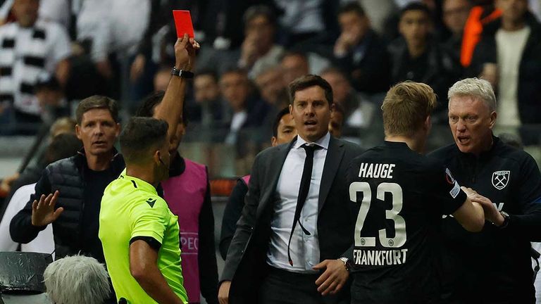 West-Ham-Trainer David Moyes (r.) sieht gegen Eintracht Frankfurt nach einer unsportlichen Aktion die Rote Karte.