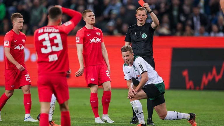 Für Gladbachs Nico Elvedi ist die Saison nach seiner Roten Karte gegen RB Leipzig vorzeitig beendet. 