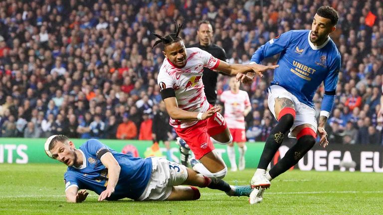 Christopher Nkunku (M.) und RB Leipzig scheitern durch ein 0:2 im Ibrox Stadium gegen die Glasgow Rangers im Halbfinale der Europa League