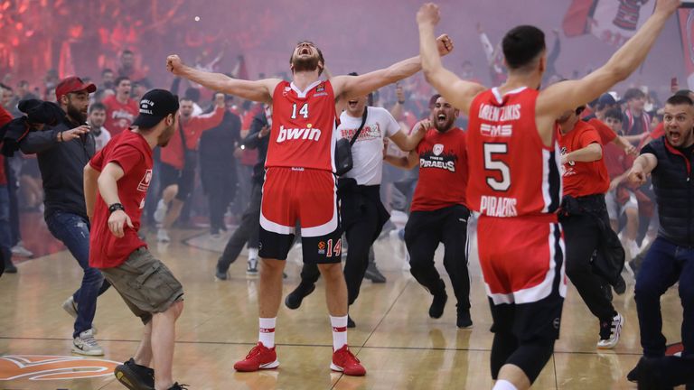 Die Olympiakos-Spieler feiern den Einzug ins EuroLeague-Halbfinale.