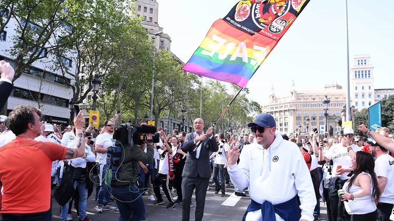 Mittendrin Präsident Peter Fischer, der am Placa de Catalunya die Eintracht-Fahne schwenkt.