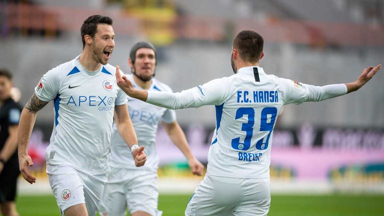 Ryan Malone (l.) spielt auch in der kommenden Saison für Hansa Rostock.