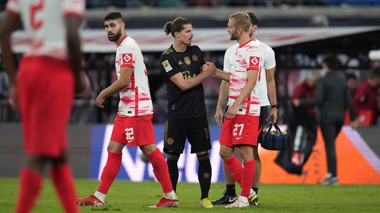 Die ehemaligen Teamkollegen Marcel Sabitzer (l.) und Konrad Laimer geben sich die Hand.