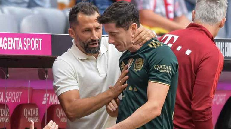 Hasan Salihamidzic (l.) erklärte erneut, dass Robert Lewandowski seinen Vertrag beim FC Bayern bis 2023 erfüllen werde.