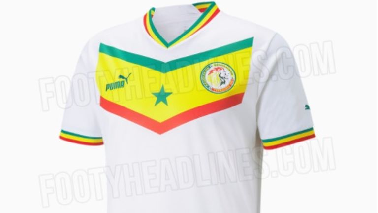 SENEGAL: Bei dem weißen Trikot ist auf der Brust die senegalesische Flagge abgebildet. (Bildquelle: footyheadlines.com)