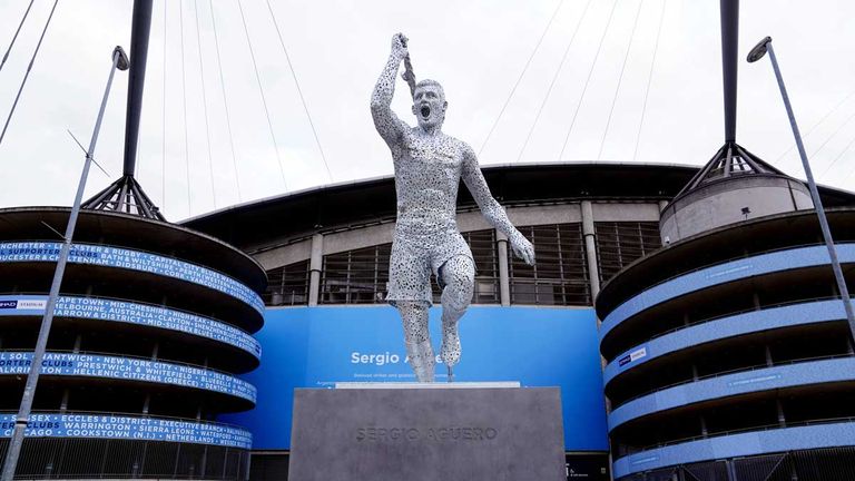 Die Statue von Sergio Agüero vor der Etihad Stadion von Manchester City.
