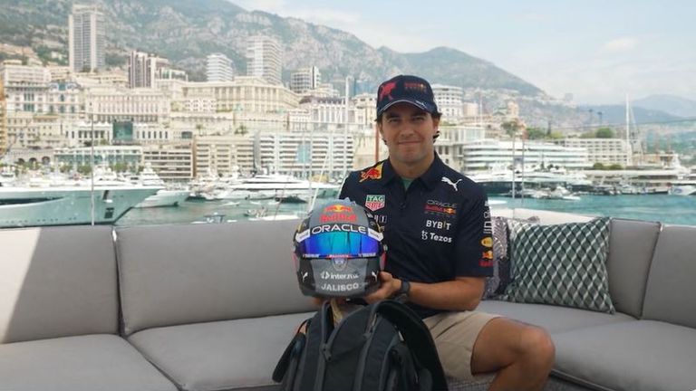 Sergio Perez fährt in Monaco mit einem speziellen Helm, der an den ehemaligen mexikanischen F1-Piloten Pedro Rodriguez erinnert. Quelle: Twitter - Red Bull Racing.