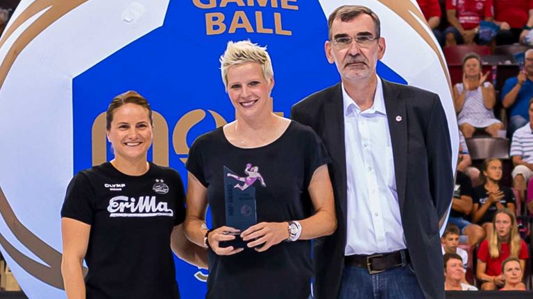Anna Loerper (l.), Clara Woltering und Andreas Thiel (Vorsitzender der Handball Bundesliga Frauen).