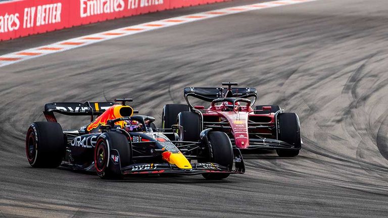 Max Verstappen liefert sich ein enges Rennen mit Charles Leclerc.