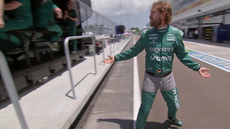 Sebastian Vettel trägt aus Protest eine Unterhose über seinem Rennanzug.