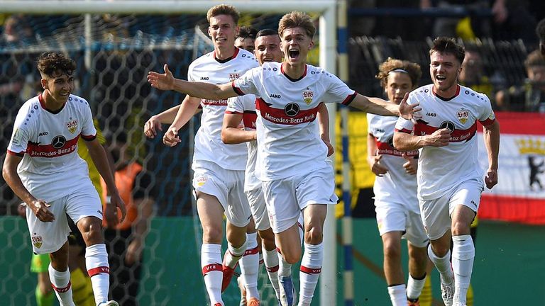 Die U19-Junioren des VfB Stuttgart bejubeln den Gewinn des DFB-Pokals.