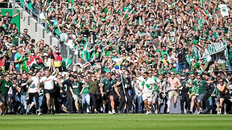 Die Dämme brachen nach dem Schlusspfiff und tausende Werder-Fans stürmten auf den Rasen des Weserstadions.