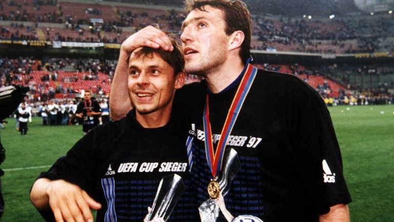 Olaf Thon (l.) und Marc Wilmots zählen zu den Köpfen der Schalker Euro-Fighter.