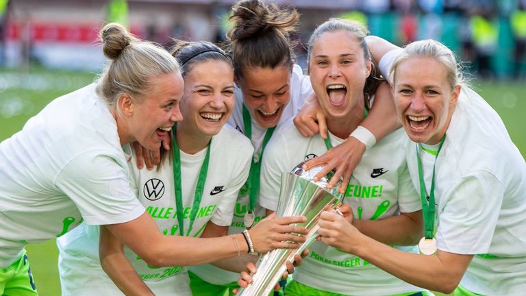 Die Wölfinnen des VfL Wolfsburg feiern gegen Turbine Potsdam den achten Pokalsieg in Folge.