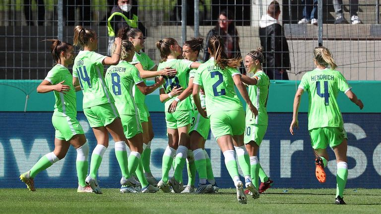 Die Frauen des VfL Wolfsburg bejubeln den Führungstreffer gegen Turbine Potsdam.