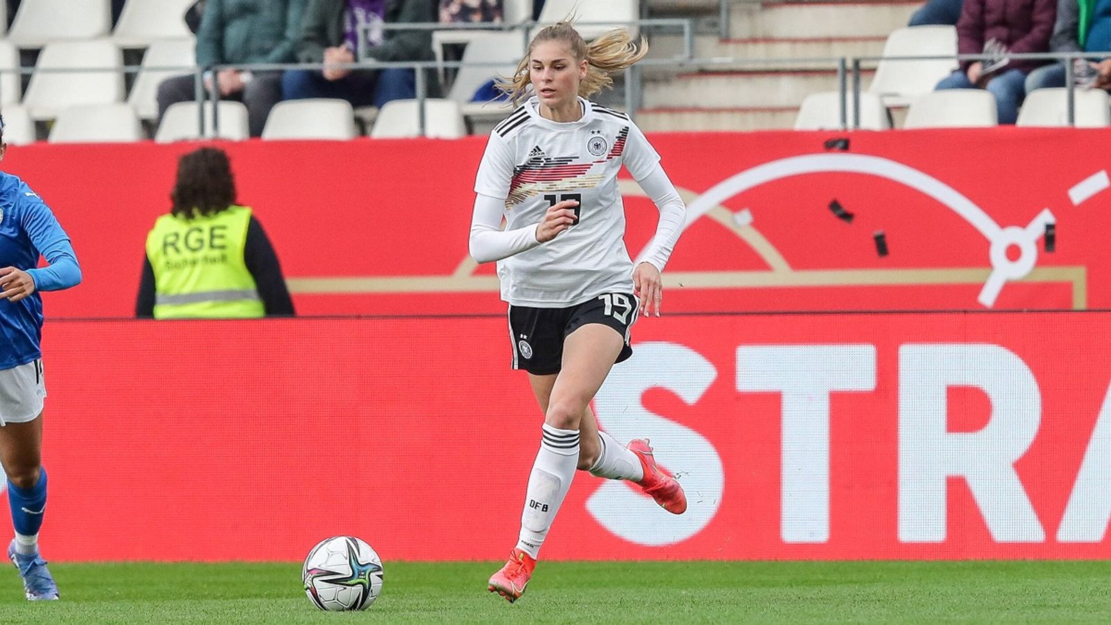 FrauenfußballEM Lena Oberdorf stellt DFBTeam vor Fußball News Sky Sport