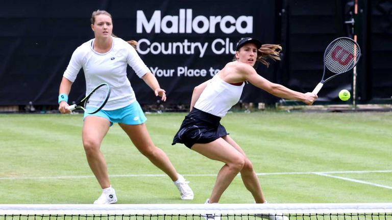 Andrea Petkovic (vorne) und Jule Niemeier sind in Berlin im Doppel zum Auftakt gescheitert.