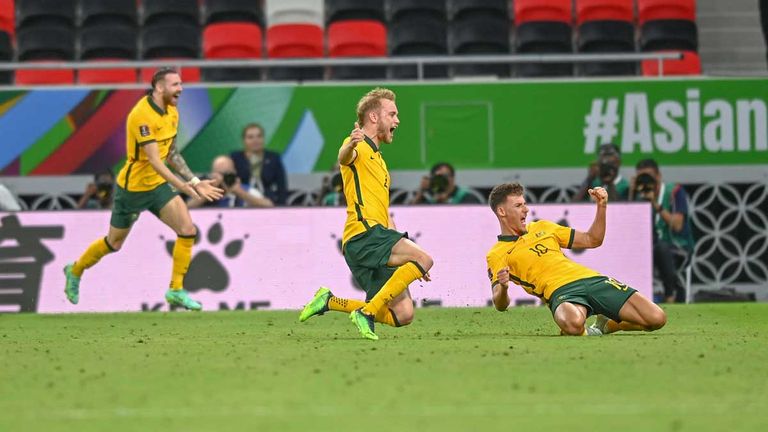 AUSTRALIEN: Die Socceroos machten die WM-Teilnahme durch einen 5:4-Sieg nach Elfmeterschießen im interkontinentalen Playoff-Spiel gegen Peru perfekt.  