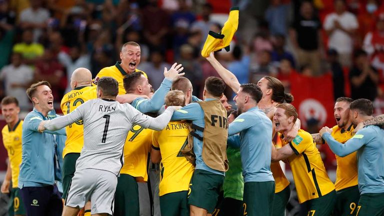 Großer Jubel! Australien qualifiziert sich im Playoff-Spiel gegen Peru nach Elfmeterschießen für die WM in Katar.