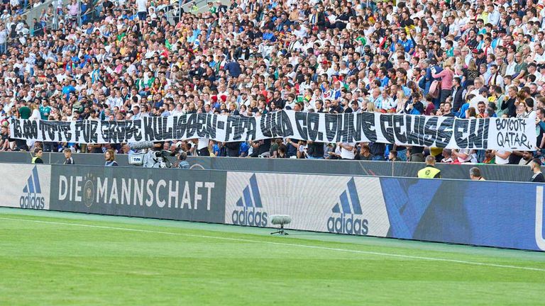 Beim Spiel zwischen Deutschland und Italien zeigten die Fans ein kritisches Banner zur WM 2022 in Katar.
