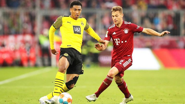 In der vergangenen Saison lagen die Bayern mit Joshua Kimmich (r.) acht Punkte vor Borussia Dortmund um Jude Bellingham.