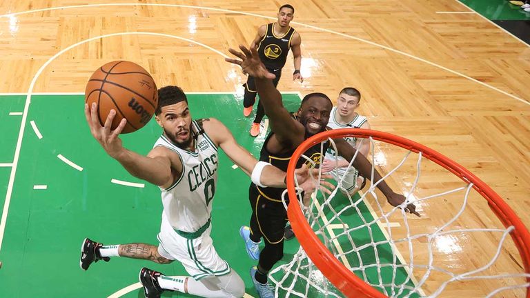 Jason Tatum (l.) und die Boston Celtics gewinnen Spiel 3 der NBA-Finals gegen die Golden State Warriors.