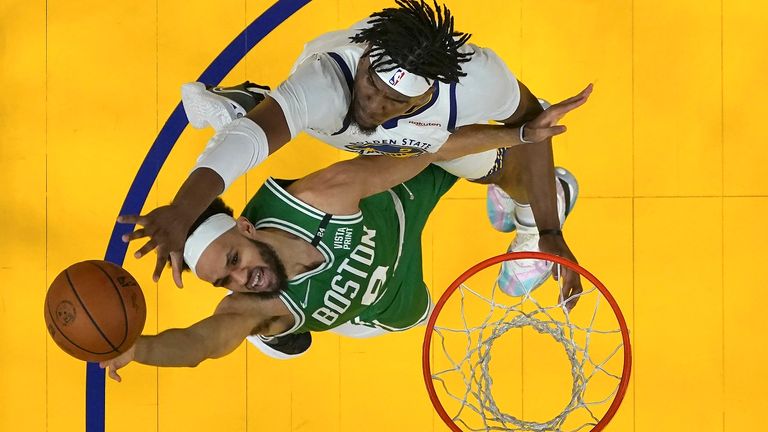 Die Boston Celtics holen sich durch ein starkes Schlussviertel das erste Spiel der NBA Finals 2022.