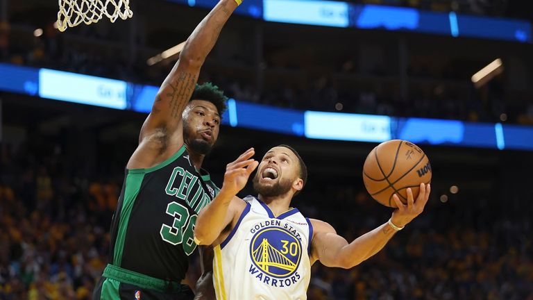 Trotz einer historisch schwachen Leistung von Stephen Curry (r.) konnten die Golden State Warriors die Boston Celtics um Marcus Smart (l.) bezwingen und führen so 3:2 in den NBA Finals. 