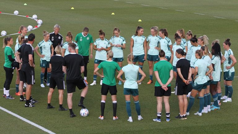 Die deutsche Frauen-Nationalmannschaft bereitet sich aktuell auf die EM 2022 vor. Die Europameisterschaft findet vom 6. - 31. Juli in England statt.