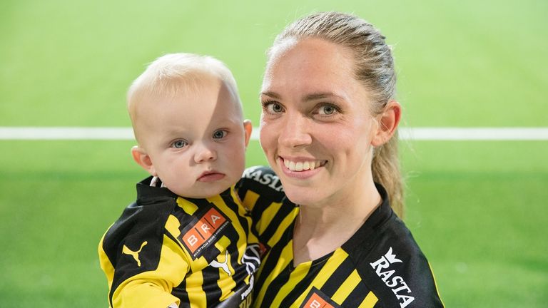 Elin Rubensson mit ihrem Sohn Frans nach einem Spiel mit ihrem Klub BK Häcken. 