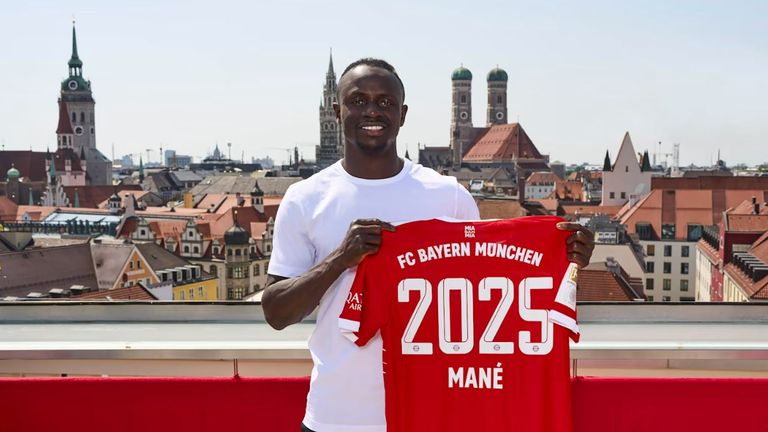 Sadio Mane hat beim FC Bayern München einen Dreijahresvertrag unterschrieben - Quelle: Twitter/FC Bayern München).